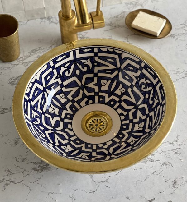Lavabo en céramique fait main – Vasque artisanale marocaine bleue au design organique ( 42 cm x H 15 cm, 6,7 kg) – Image 4