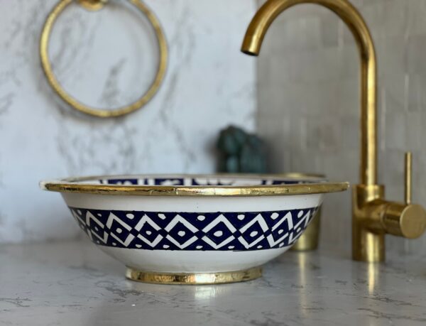 Lavabo en céramique fait main – Vasque artisanale marocaine bleue au design organique ( 42 cm x H 15 cm, 6,7 kg) – Image 5