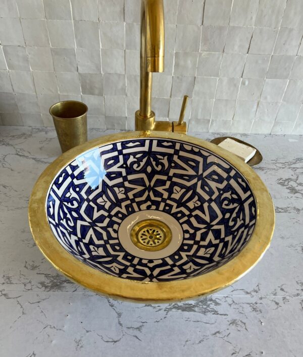 Lavabo en céramique fait main – Vasque artisanale marocaine bleue au design organique ( 42 cm x H 15 cm, 6,7 kg) – Image 3